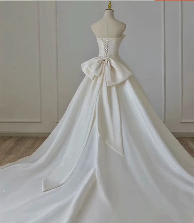 Chic Ivory White Satin Strapless Pleats Wedding Dress