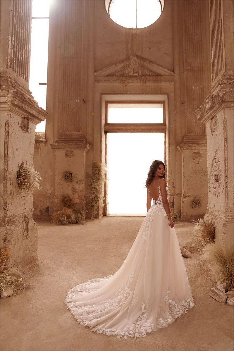 Romantic Spaghetti Straps Glitter Wedding Dresses V-Neck Shiny Tulle With Applique Backless Bohemia Lace Bridal Gowns