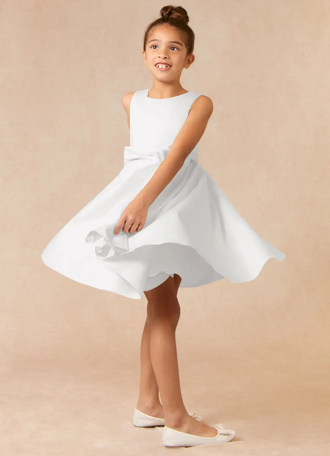Sleeveless Round Neck White Knee-Length Satin Flower Girl Dresses with Waist Bow