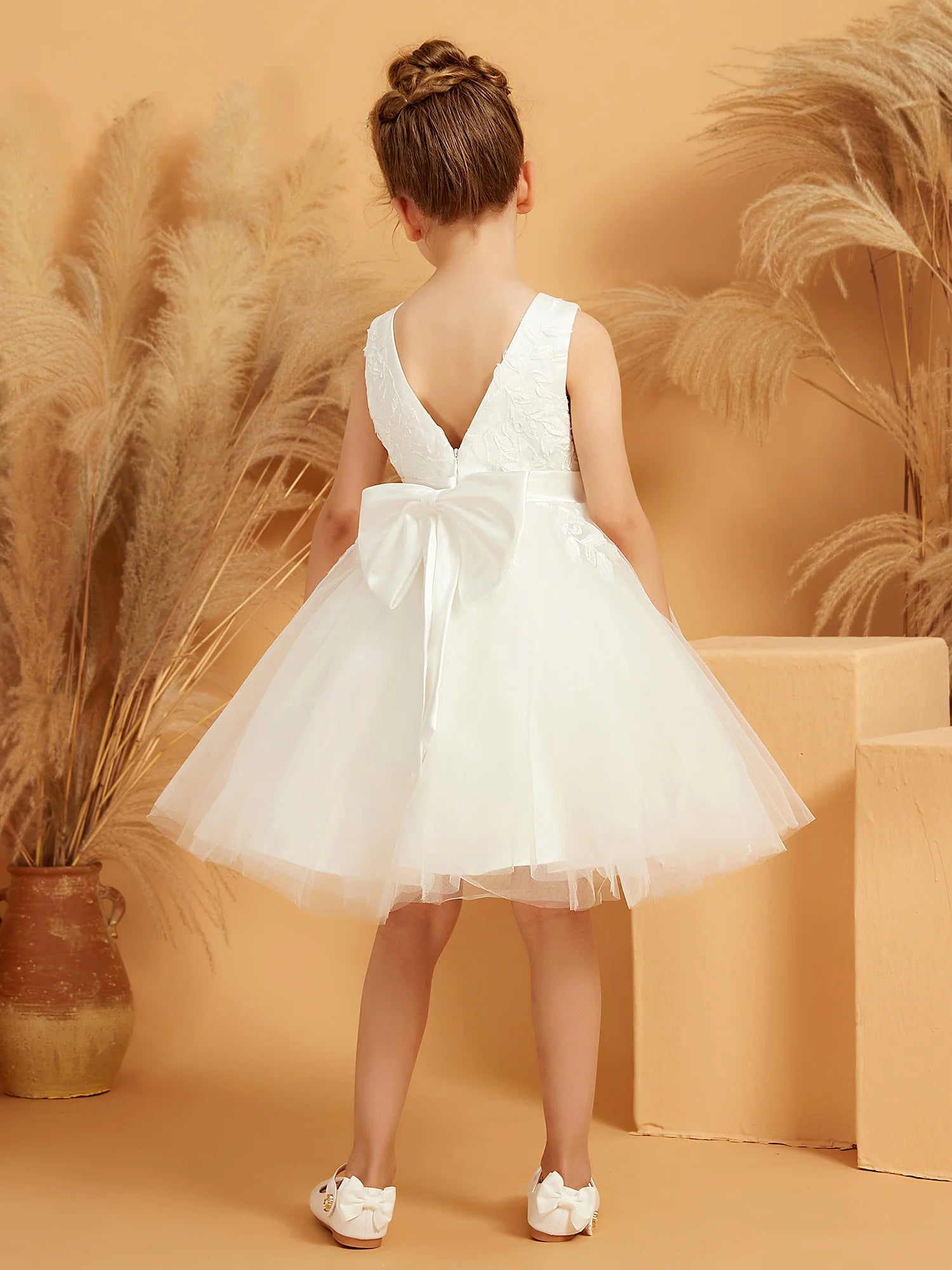 Sleeveless V Neck Floral Lace Big Back Bow White Tulle Knee Length Flower Girl Dresses