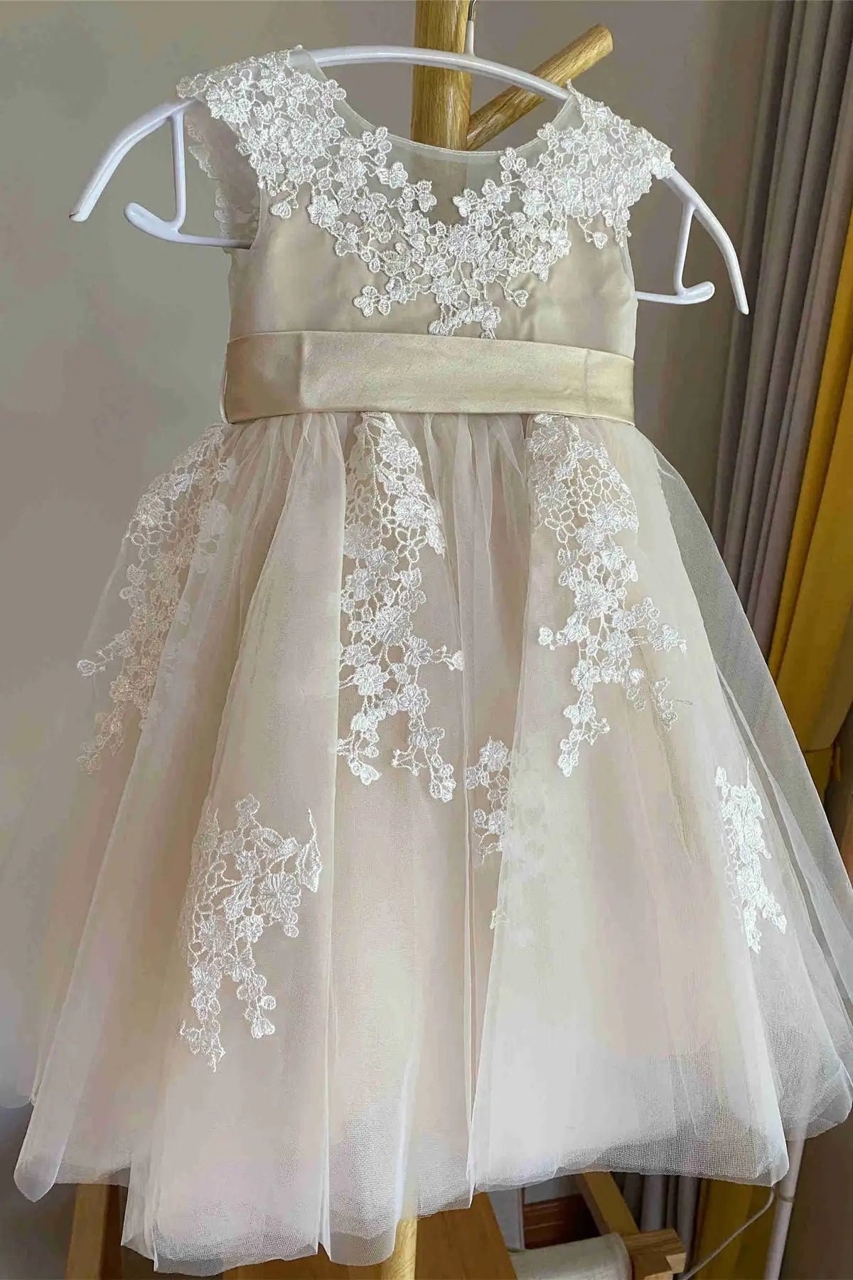 Wedding Flower Girl Dress A Line Crew Neck Sleeveless V-Back Lace Applique Tulle with Sash Elegant Girl Communion Formal Dress Princess Dress