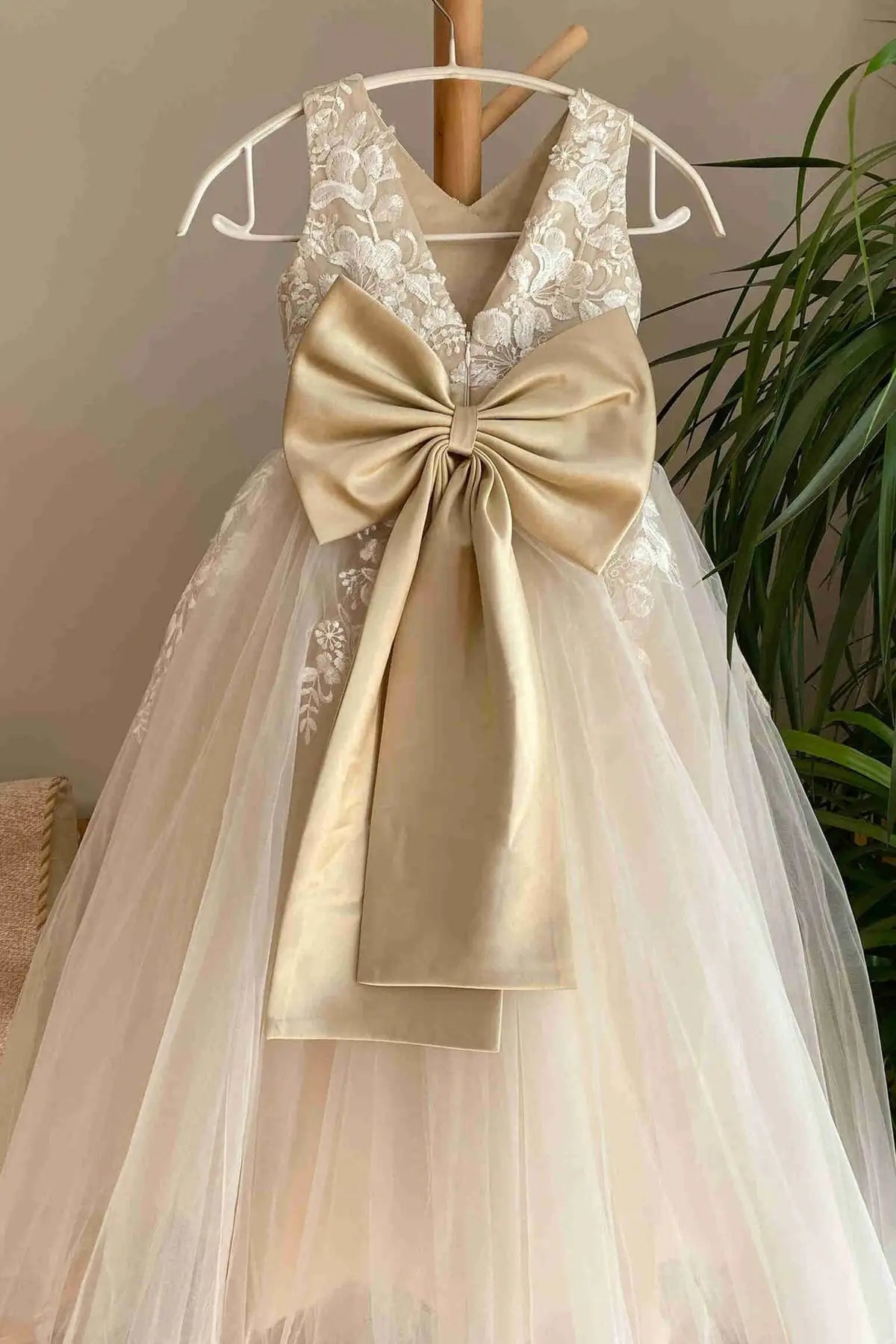 Wedding Flower Girl Dress A Line Tulle Sleeveless Lace Appliqued V Back Bow Cute Girl Communion Formal Dress Princess Dress