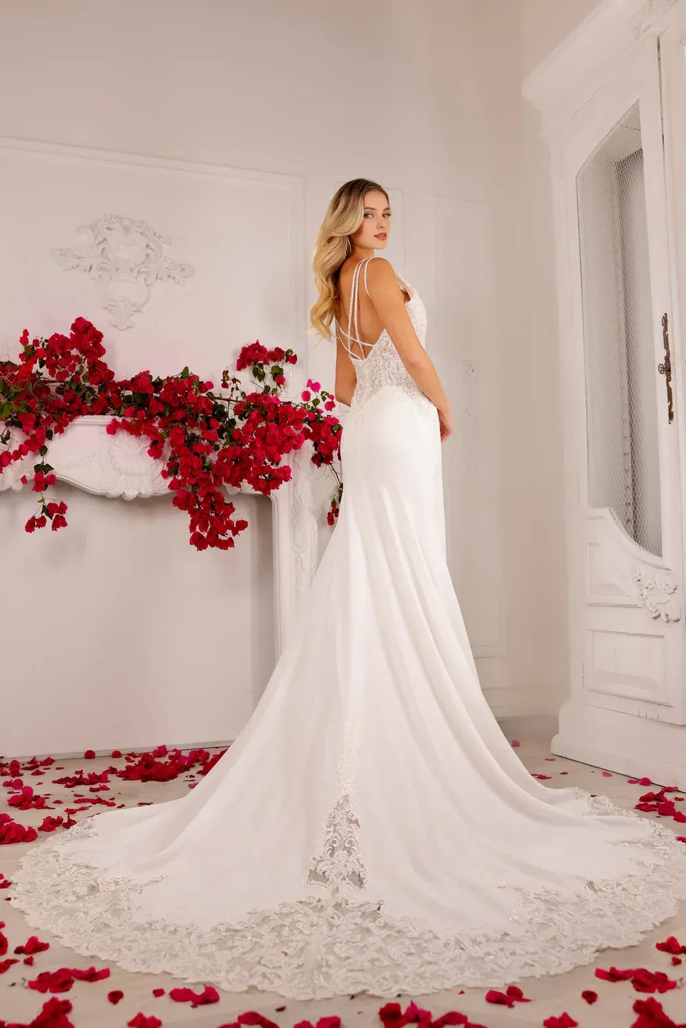 Elegant Mermaid V-Neck Spaghetti-Strap Floor-Length Wedding Dress