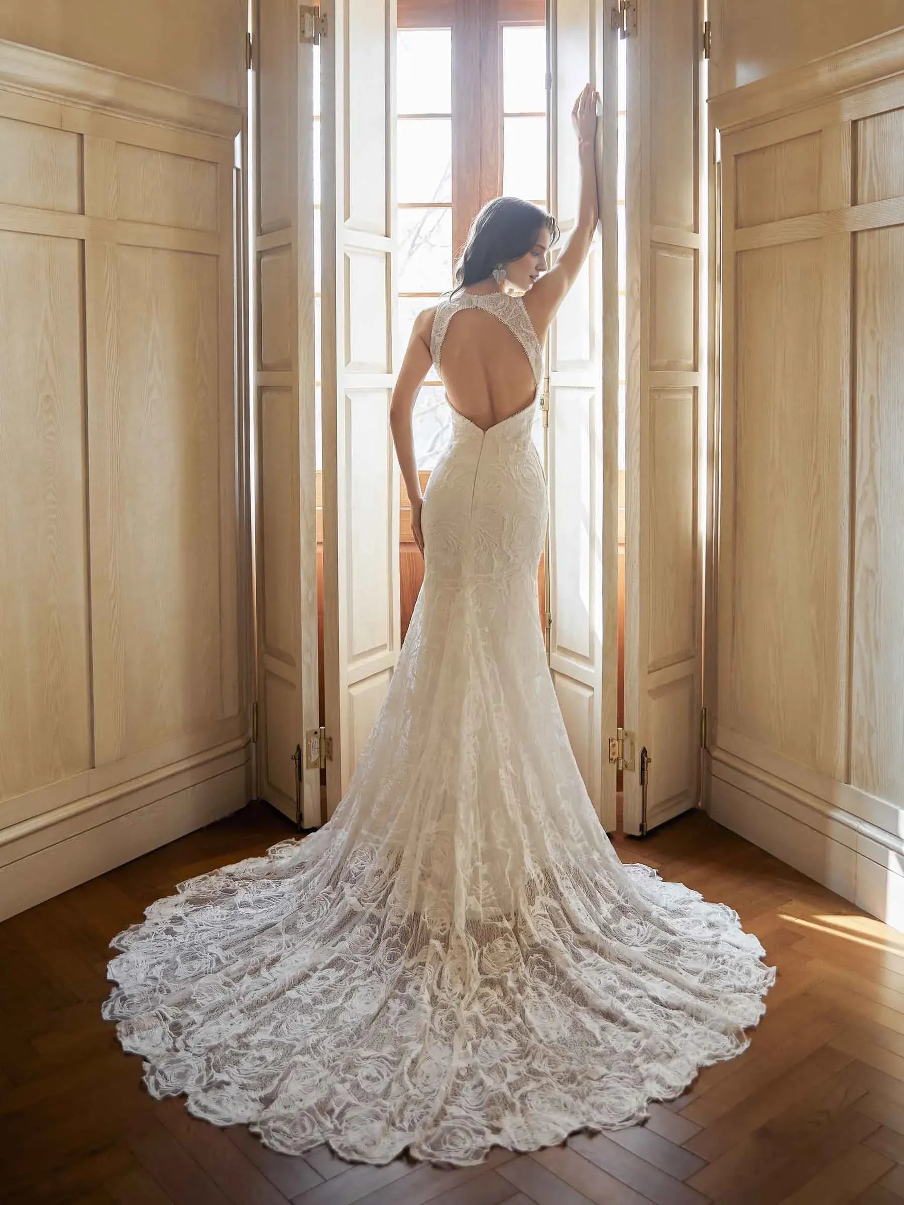 Refined Mermaid High-Neck Sleeveless Floor-Length Wedding Dress