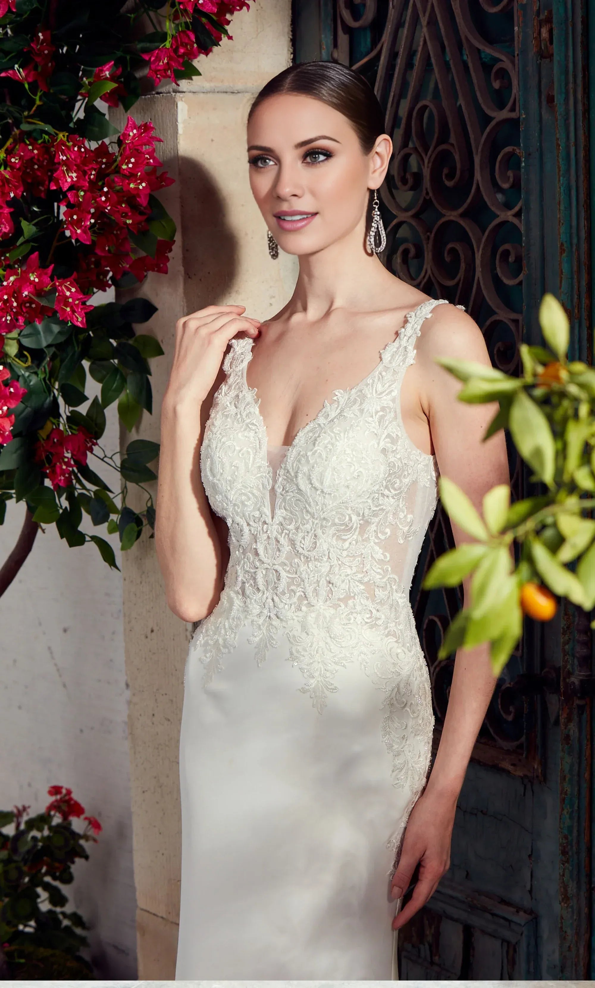 Romantic Lace Mermaid V Neck Spaghetti Strap Low Back Train Wedding Dress